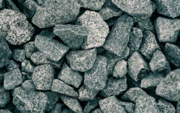 Large crushed granite pieces of the 40 mm blue metal type, close-up — stock photo