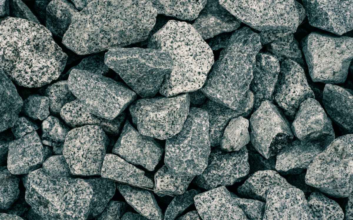 Large crushed granite pieces of the 40 mm blue metal type, close-up — stock photo