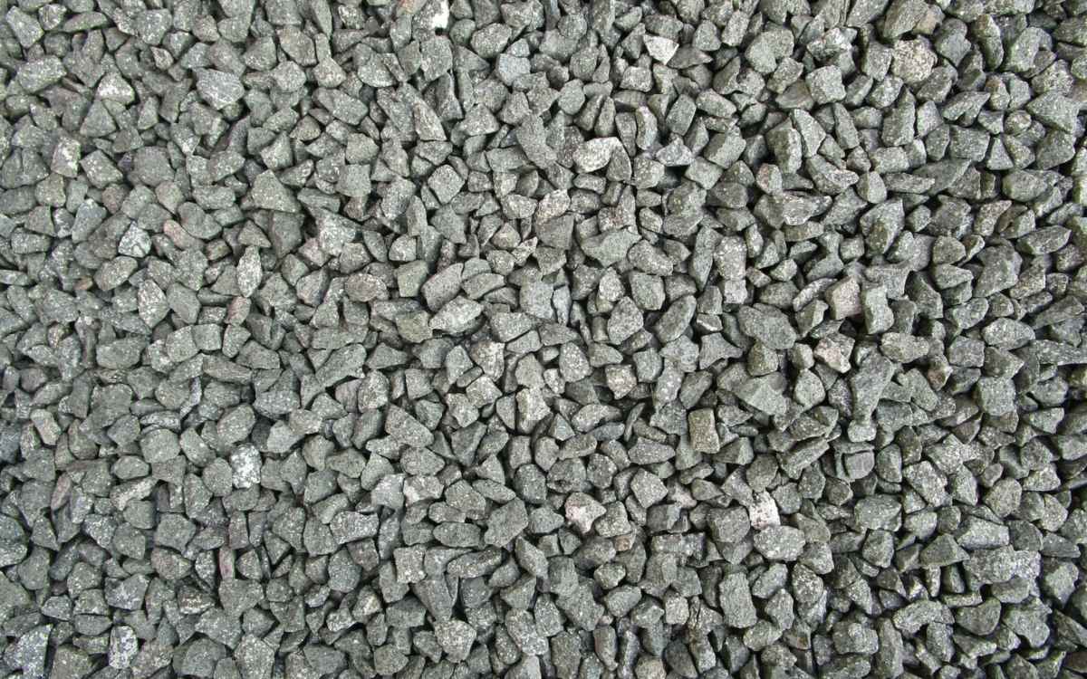 Small crushed grey stone chips of the 6 mm blue metal type, close-up — stock photo